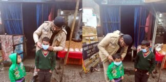 सतपुली पुलिस ने बुजुर्गों व बच्चों को बांटे निशुल्क मास्क Satpuli police distributed free masks to elderly and children