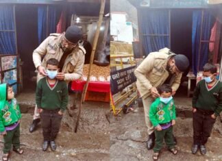 सतपुली पुलिस ने बुजुर्गों व बच्चों को बांटे निशुल्क मास्क Satpuli police distributed free masks to elderly and children