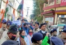 जनपद भ्रमण कार्यक्रम के तहत पौड़ी पहुंचे मुख्यमंत्री त्रिवेंद्र रावत का कांग्रेसियों ने किया विरोध