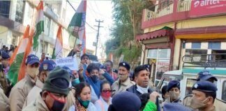 जनपद भ्रमण कार्यक्रम के तहत पौड़ी पहुंचे मुख्यमंत्री त्रिवेंद्र रावत का कांग्रेसियों ने किया विरोध