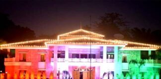 गणतंत्र दिवस की पूर्व संध्या पर प्रकाशमान हुआ राजभवन, मुख्यमंत्री ने प्रदेशवासियों को दी शुभकामनाएं Uttarakhand- raj-bhavan-illuminated-by-lights-on-eve-of-republic-day- CM wishes the people