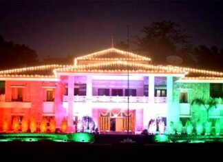 गणतंत्र दिवस की पूर्व संध्या पर प्रकाशमान हुआ राजभवन, मुख्यमंत्री ने प्रदेशवासियों को दी शुभकामनाएं Uttarakhand- raj-bhavan-illuminated-by-lights-on-eve-of-republic-day- CM wishes the people