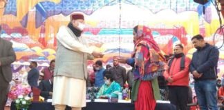 एकेश्वर में कोरोना योद्धाओं को किया सम्मानित कोरोना योद्धा