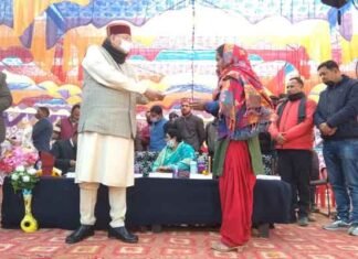 एकेश्वर में कोरोना योद्धाओं को किया सम्मानित कोरोना योद्धा
