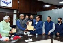 मुख्यमंत्री को सौंपा ई-मंत्रीमंडल के लिए उत्तराखण्ड को मिला अवार्ड आफ एक्सीलेंस Award of Excellence for the e-cabinet of Uttarakhand assigned to the CM