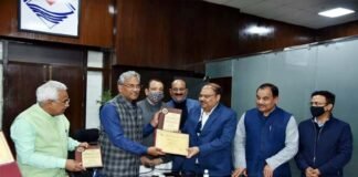 मुख्यमंत्री को सौंपा ई-मंत्रीमंडल के लिए उत्तराखण्ड को मिला अवार्ड आफ एक्सीलेंस Award of Excellence for the e-cabinet of Uttarakhand assigned to the CM