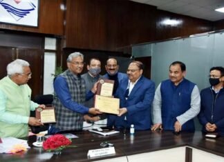 मुख्यमंत्री को सौंपा ई-मंत्रीमंडल के लिए उत्तराखण्ड को मिला अवार्ड आफ एक्सीलेंस Award of Excellence for the e-cabinet of Uttarakhand assigned to the CM