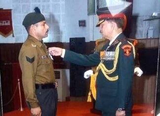 उत्तराखंड निवासी हवलदार रविंद्र सिंह को मिला सेना मेडल, दो साल पहले जम्मू-कश्मीर में एक आतंकवादी को मारकर बचाई थी सात लोगों की जान Havildar-Ravindra-Singh
