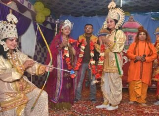 पौड़ी गढ़वाल के इस गाँव में अनोखी पहल, रामलीला में पहली बार महिलायें निभा रही हैं राम से लेकर रावण तक के सभी किरदार Ramlila characters played by women