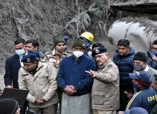 मुख्यमंत्री ने तपोवन रितिक कंपनी के कार्यालय में अधिकारियों के साथ की राहत एवं बचाव कार्यो की समीक्षा बैठक