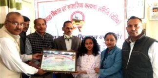एडवेंचर फेस्टिवल में पैराग्लाइडिंग राइड करने वाली ग्यारह वर्षीय बालिका जिया डंडरियाल को सतपुली में किया सम्मानित Zia-Dandariyal