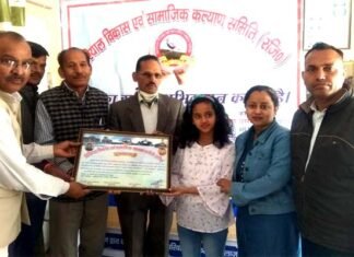 एडवेंचर फेस्टिवल में पैराग्लाइडिंग राइड करने वाली ग्यारह वर्षीय बालिका जिया डंडरियाल को सतपुली में किया सम्मानित Zia-Dandariyal