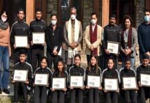 मुख्यमंत्री ने गणतंत्र दिवस पर उत्तराखण्ड की झांकी में प्रतिभाग करने वाले कलाकारों को सम्मानित किया artists-participated-in-tab