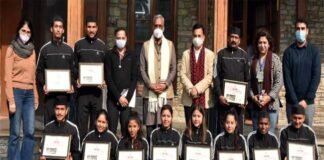 मुख्यमंत्री ने गणतंत्र दिवस पर उत्तराखण्ड की झांकी में प्रतिभाग करने वाले कलाकारों को सम्मानित किया artists-participated-in-tab