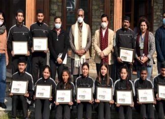 मुख्यमंत्री ने गणतंत्र दिवस पर उत्तराखण्ड की झांकी में प्रतिभाग करने वाले कलाकारों को सम्मानित किया artists-participated-in-tab