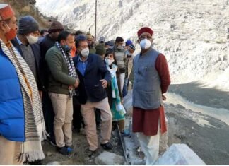 मुख्यमंत्री ने किया जोशीमठ के रैणी क्षेत्र में आपदा ग्रस्त क्षेत्र का स्थलीय निरीक्षण, मृतक के परिजनों को चार-चार लाख रुपये की सहायता देने की घोषणा chamoli-glacier-disaster