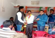 सकिनखेत में आयोजित ब्लॉक कांग्रेस कमेटी की बैठक में ग्राम प्रधान सकनोली हुए कांग्रेस में शामिल