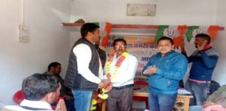 सकिनखेत में आयोजित ब्लॉक कांग्रेस कमेटी की बैठक में ग्राम प्रधान सकनोली हुए कांग्रेस में शामिल