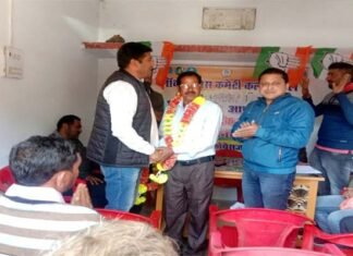 सकिनखेत में आयोजित ब्लॉक कांग्रेस कमेटी की बैठक में ग्राम प्रधान सकनोली हुए कांग्रेस में शामिल