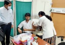 नोएडा : डीएम, कमिश्नर सहित जनपद के शीर्ष अधिकारियों ने लगवाया कोविड से बचाव का टीका covid-19-vaccination-dm