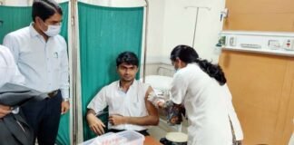 नोएडा : डीएम, कमिश्नर सहित जनपद के शीर्ष अधिकारियों ने लगवाया कोविड से बचाव का टीका covid-19-vaccination-dm