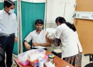 नोएडा : डीएम, कमिश्नर सहित जनपद के शीर्ष अधिकारियों ने लगवाया कोविड से बचाव का टीका covid-19-vaccination-dm
