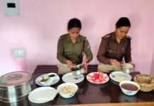 थाना सतपुली की मेस में परोसा गया पहाड़ी भोजन pahadi-food-in-mess-of-Thana satpuli