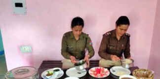 थाना सतपुली की मेस में परोसा गया पहाड़ी भोजन pahadi-food-in-mess-of-Thana satpuli