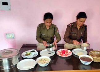 थाना सतपुली की मेस में परोसा गया पहाड़ी भोजन pahadi-food-in-mess-of-Thana satpuli