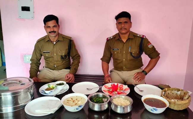 pahadi-food-in-mess-of-Thana satpuli