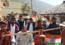 कल्जीखाल ब्लॉक में पेट्रोल-डीज़ल और बढ़ती महंगाई के खिलाफ कांग्रेसियो ने किया प्रदर्शन petrol-diesel and rising inflation