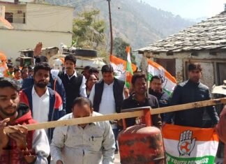 कल्जीखाल ब्लॉक में पेट्रोल-डीज़ल और बढ़ती महंगाई के खिलाफ कांग्रेसियो ने किया प्रदर्शन petrol-diesel and rising inflation