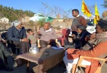 उनपा कार्यकर्ताओं ने कोटद्वार से पौड़ी पद यात्रा के पश्चात चौबट्टाखाल में साधा जनसंपर्क unpa