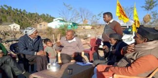 उनपा कार्यकर्ताओं ने कोटद्वार से पौड़ी पद यात्रा के पश्चात चौबट्टाखाल में साधा जनसंपर्क unpa
