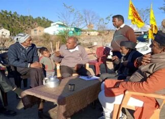 उनपा कार्यकर्ताओं ने कोटद्वार से पौड़ी पद यात्रा के पश्चात चौबट्टाखाल में साधा जनसंपर्क unpa