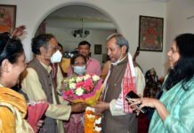 अपने राजनितिक गुरु भुवन चंद्र खंडूरी से मुलाकात करने उनके आवास पर पहुंचे सीएम तीरथ सिंह रावत CM Tirath Singh Rawat meets former CM Bhuvan Chandra Khanduri