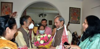 अपने राजनितिक गुरु भुवन चंद्र खंडूरी से मुलाकात करने उनके आवास पर पहुंचे सीएम तीरथ सिंह रावत CM Tirath Singh Rawat meets former CM Bhuvan Chandra Khanduri