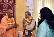 मुख्यमंत्री तीरथ सिंह रावत ने मां गंगा से प्रदेशवासियों की खुशहाली और सुख-समृद्धि की कामना की, संतों ने मुख्यमंत्री को दिया आशीर्वाद CM-Tirath-singh-rawat