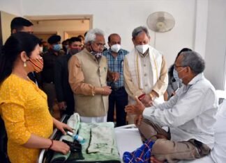 सीएम तीरथ ने अस्पताल में भर्ती बीजेपी के वरिष्ठ नेता मोहनलाल बौंठियाल से मिलकर जाना हालचाल BJP leader Mohanlal Bonthiyal