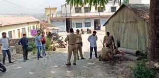 श्रीनगर गढ़वाल : सड़क पर कूड़ेदान के पास नवजात का शव मिलने से फैली सनसनी Newborn-dead-body-found-in-srinagar-garhwal