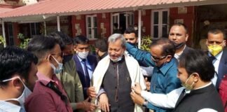 CM हो तो तीरथ सिंह रावत जैसा, चंद घण्टों में उत्तराखंड बेव मीडिया एशोसिएशन की माँगों पर लगी मुहर, पत्रकारों ने शाल उढ़ाकर किया आभार व्यक्त Uttarakhand wev Media Association