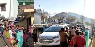 पेयजल संकट से जूझ रहे कल्जीखाल ब्लॉक के ग्रामीणों ने डीएम की गाड़ी रोककर किया घेराव Villagers encircle DM's car