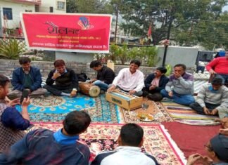 श्रीनगर में होली के पारंपरिक गीतों के साथ शुरू हुआ बैठकी होली का आयोजन sitting holi