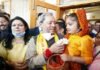 मुख्यमंत्री तीरथ ने बच्चों के साथ मनाया लोक पर्व फूलदेई त्योहार, बच्चों को दिए उपहार fool deyi