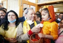 मुख्यमंत्री तीरथ ने बच्चों के साथ मनाया लोक पर्व फूलदेई त्योहार, बच्चों को दिए उपहार fool deyi