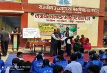 31 मार्च को सेवानिवृत्त हो रहे शिक्षकों को शाल ओढ़ाकर व प्रसस्ति पत्र देकर किया सम्मानित