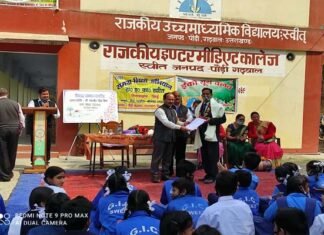 31 मार्च को सेवानिवृत्त हो रहे शिक्षकों को शाल ओढ़ाकर व प्रसस्ति पत्र देकर किया सम्मानित