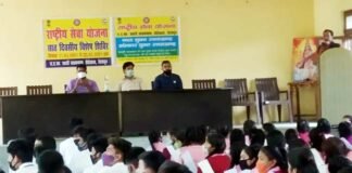 एनएसएस स्वयंसेवियों ने घर-घर जाकर कोविड-19 के विषय में लोगों को किया जागरूक nss-camp