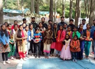 अंतराष्ट्रीय महिला दिवस पर युवा कांग्रेस पौड़ी द्वारा कंडोलिया पार्क में आयोजित कि गई स्कूली बच्चों की विभिन्न प्रतियोगिताए pauri-mahila-divas