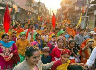 लोक पर्व फूलदेई पर श्रीनगर में निकाली गयी भव्य शोभा यात्रा, फूल देई छम्मा देई के गीतों से गूंजा शहर A grand Shobha Yatra in Srinagar on the folk festival Phooldei